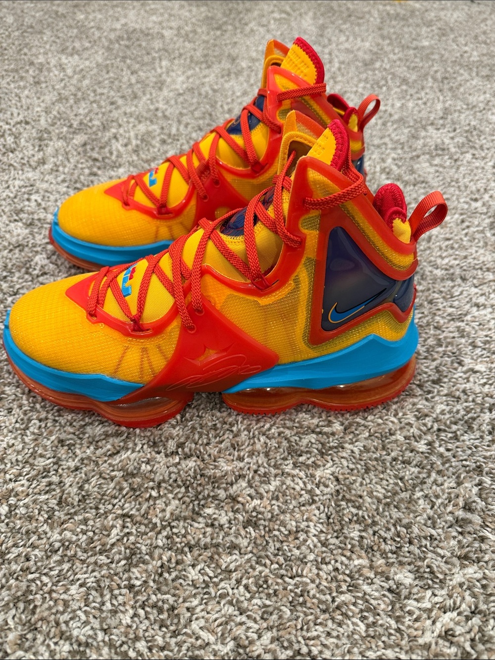 Nike LeBron 19 Tune Squad - Picture 2 of 7